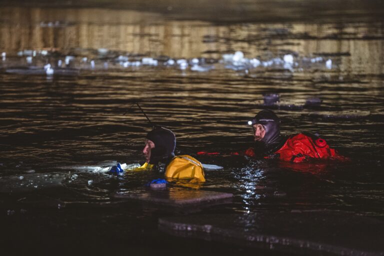 Rescate en lago congelado en Aurora Colorado: Un adulto en estado crítico tras caer al hielo