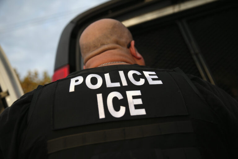 ICE en Colorado: Abogados advierten sobre entrada forzada a viviendas sin orden judicial