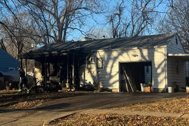 Incendio en vivienda en Wichita: cierre de calle durante la respuesta de los bomberos
