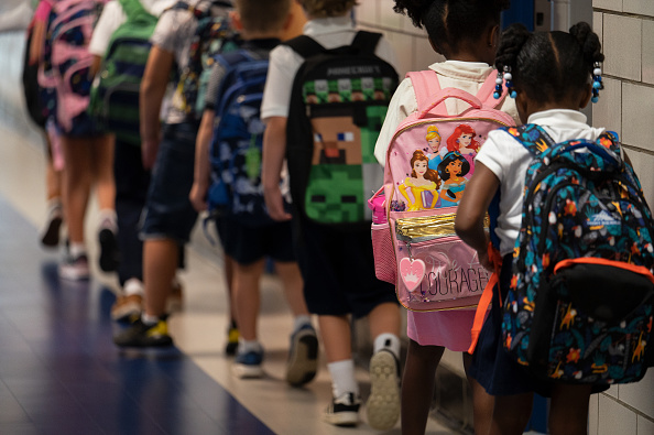 Kansas Considera Reducir la Edad Obligatoria para Iniciar la Escuela a Seis Años