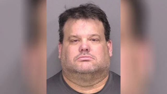 Robo de Tarjetas Coleccionables: Arresto de Docente en Salina, Kansas