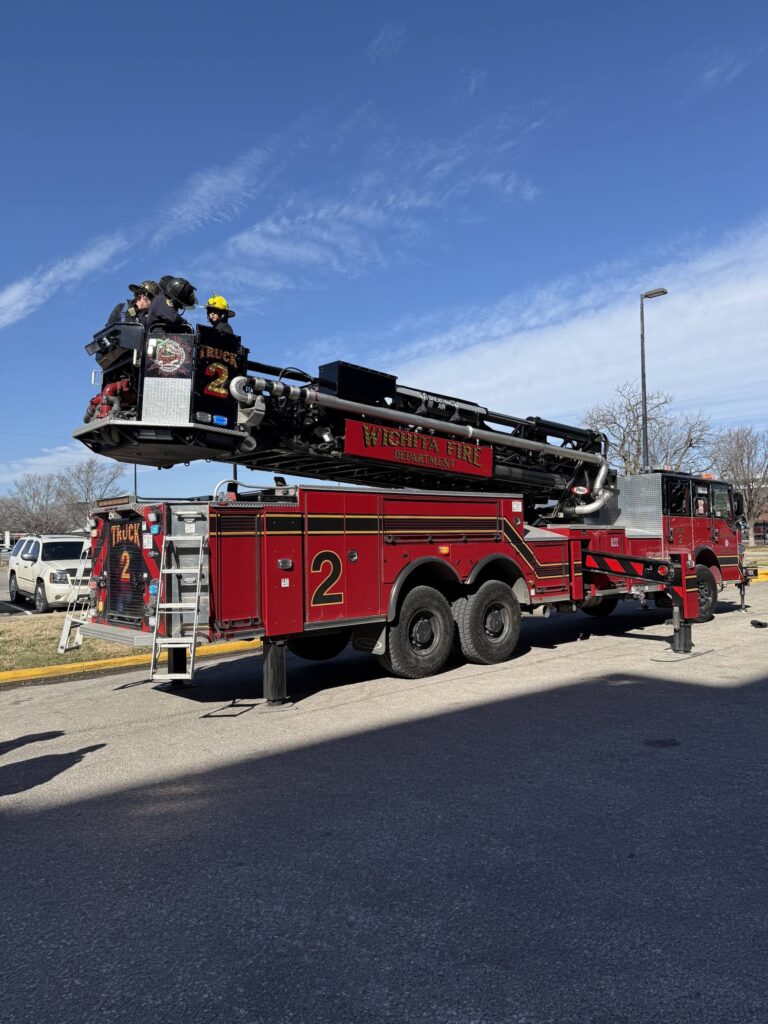 Emotivo gesto de bomberos en Kansas: niño ve a su padre herido en incendio forestal