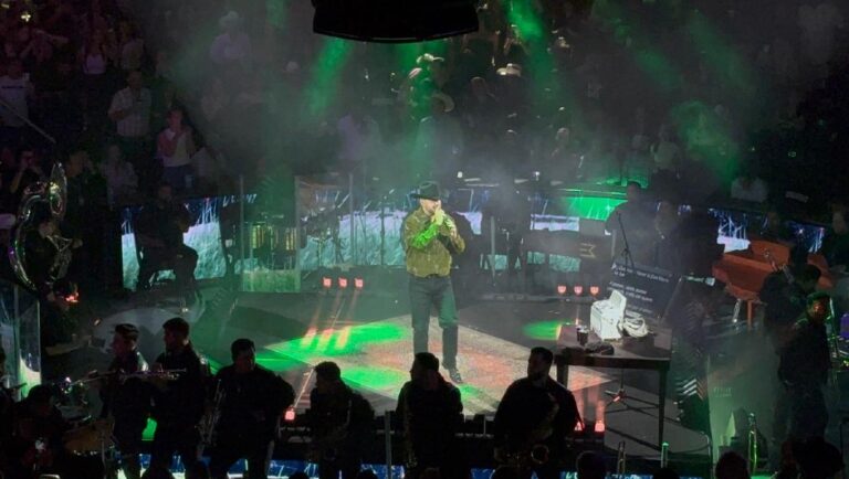 Edén Muñoz Enciende la Fiesta Musical en el Domo Care: ¡Todos a Cantar!