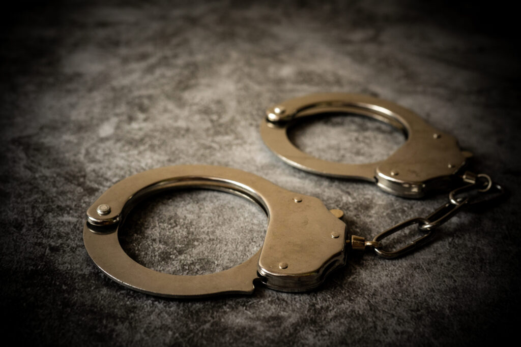 Detenidos en Laredo: Madre e hijo se resisten al arresto