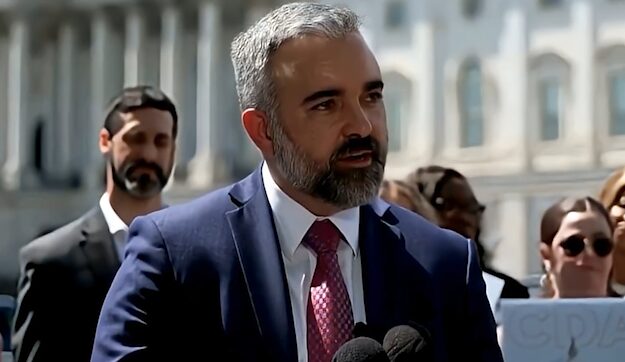 Raúl Torrez impulsa legislación para proteger a menores en Internet