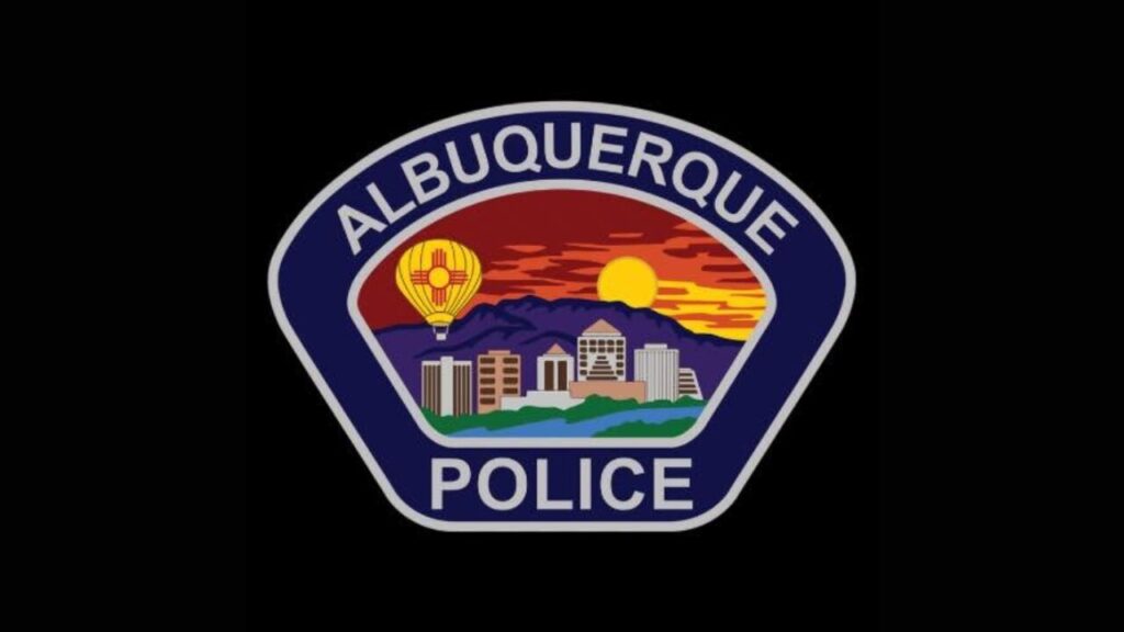 Investigan la muerte de un bebé de 8 meses en Albuquerque; arrestan a los padres por violar la libertad condicional