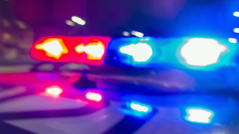 Tiroteo en Thornton deja un muerto y un herido; tren impacta patrulla durante operativo