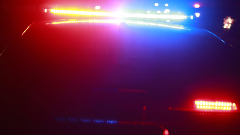 Conductor en sentido contrario: patrullero usa su vehículo para detenerlo en la I-76