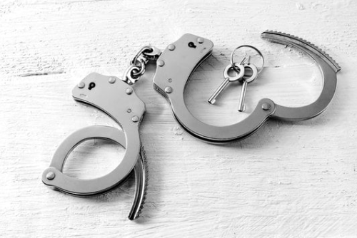 Arresto por fraude: pareja de sospechosos enfrenta varios cargos graves por una estafa inmobiliaria de un millón de dólares