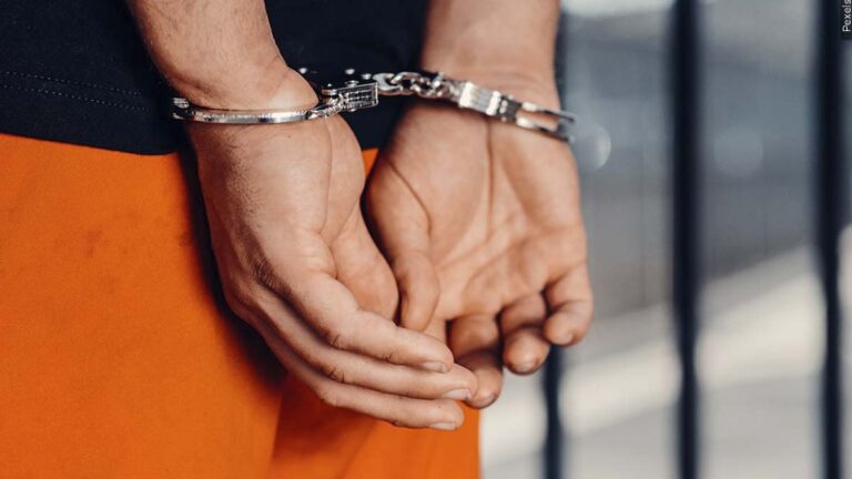 Armas robadas: dos jóvenes arrestados tras persecución a pie por hurto de munición en Sparks
