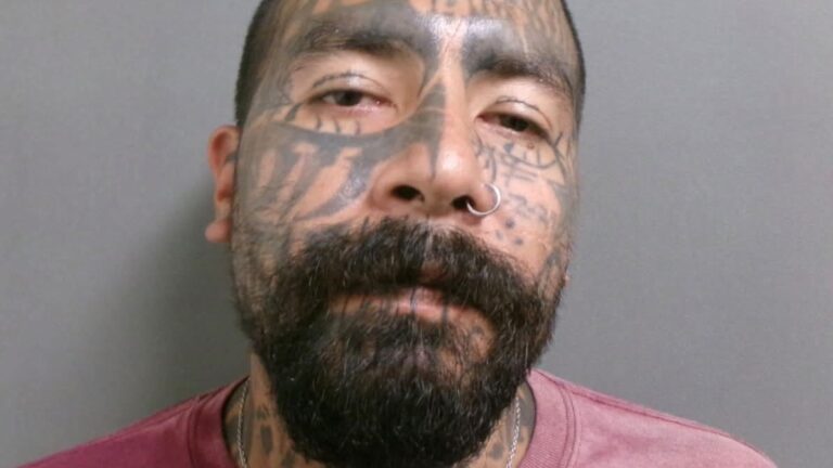 Arrestan a hombre por allanamiento de propiedad privada en Mathis, Texas