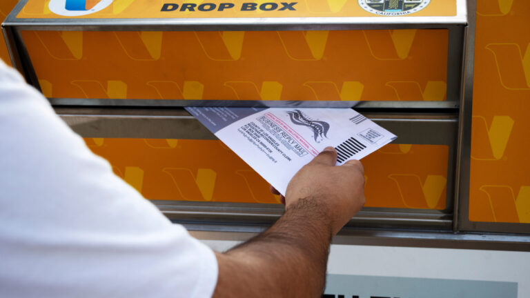 Justicia federal amenaza con demandar a California por posibles irregularidades en el voto por correo