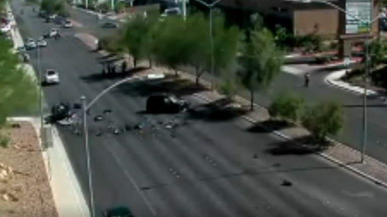 Grave choque frontal deja un hospitalizado tras colisión en Sahara Avenue