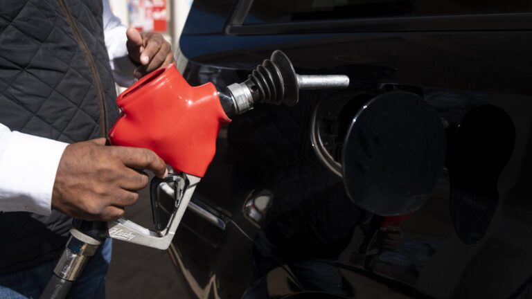 Baja el precio de la gasolina, pero los costos siguen afectando a pequeños negocios
