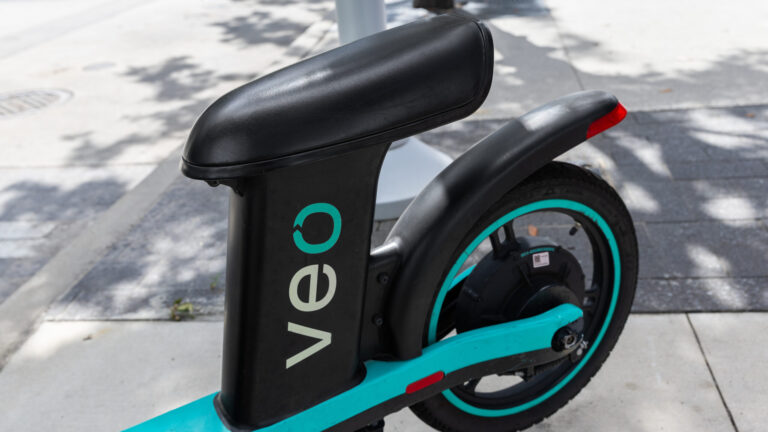 Denver comenzará a sancionar a Veo por infracciones de scooters y bicicletas eléctricas en las aceras