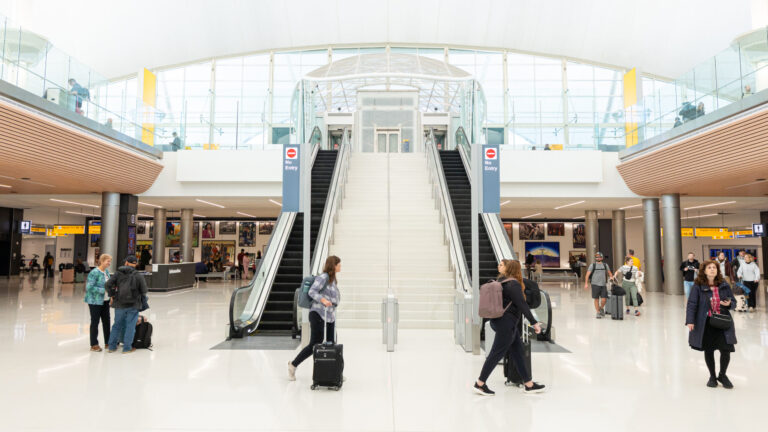 Aeropuerto de Denver inaugura nuevas áreas y recupera obras de arte históricas